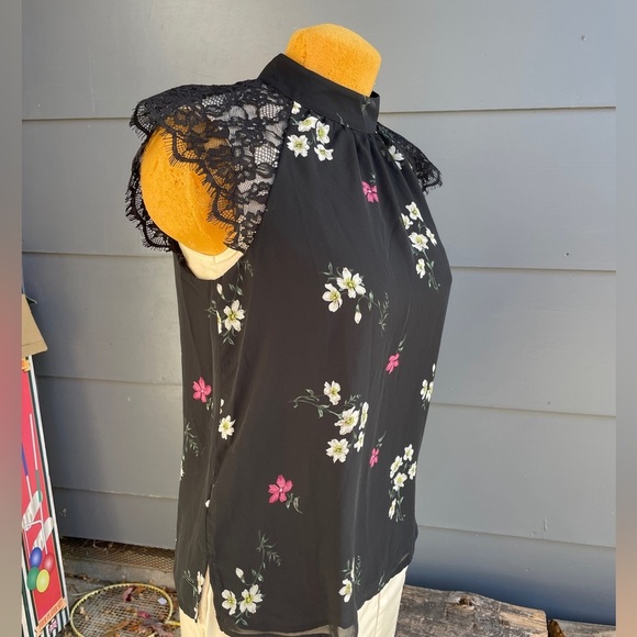 Black lace shoulders and a pink and white flower design M vince camuto - Picture 4 of 8